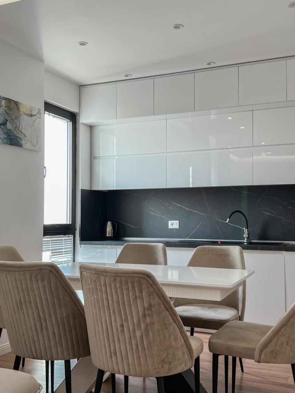 Lux At Arlis Apartment Tirana